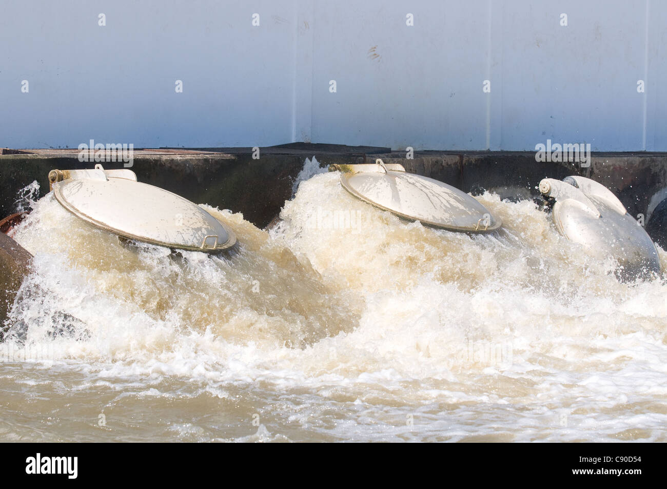 La vanne de sortie à la station de pompage de l'eau qui pompe l'eau d'inondation Banque D'Images