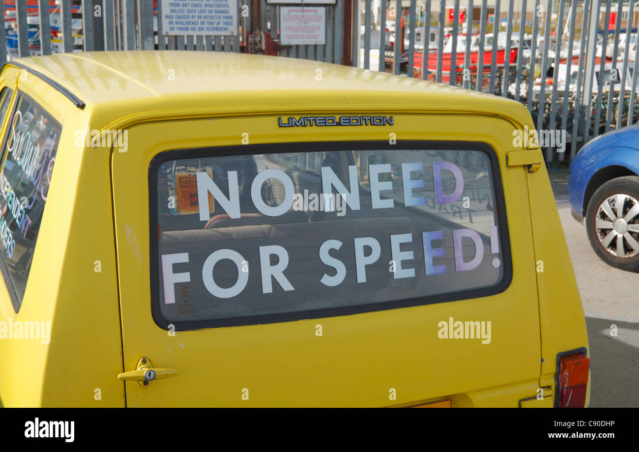 'Pas besoin de vitesse' autocollant en voiture Reliant Robin Banque D'Images