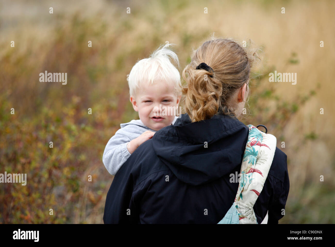 La mère et le fils dans le grand dehors. Banque D'Images
