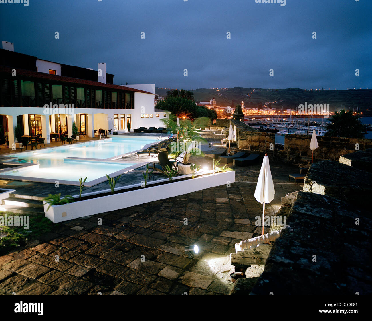 Piscine de l'hôtel Pousada de Portugal, château de Santa Cruz, surplombant le port de Horta, île de Faial, Açores, Portugal Banque D'Images
