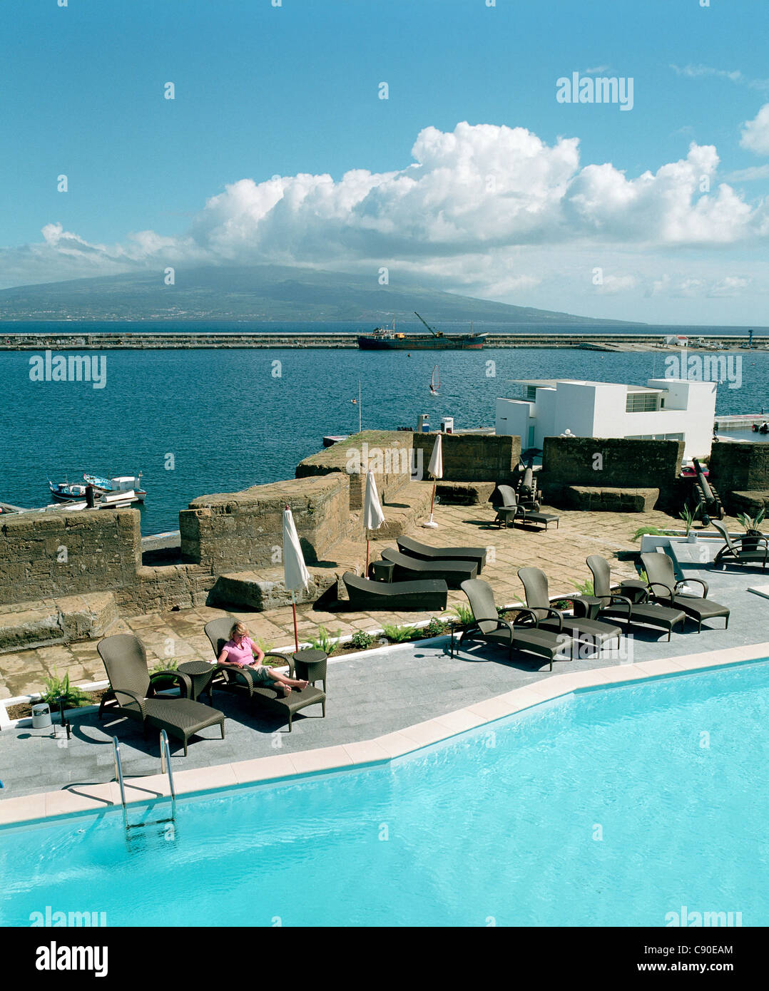 La piscine extérieure de l'hôtel Pousada de Portugal Castello de Santa Cruz surplombant le port de Horta, île de Faial Açores Portugal Banque D'Images