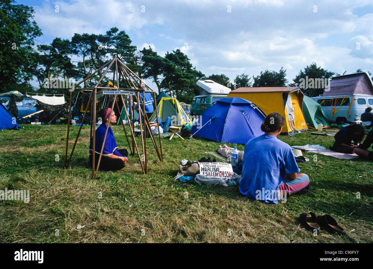 Une pyramide de cuivre est revendiquée pour canaliser les énergies vers ceux qui sont assis à l'intérieur de celui-ci . La fête verte , Wiltshire Banque D'Images