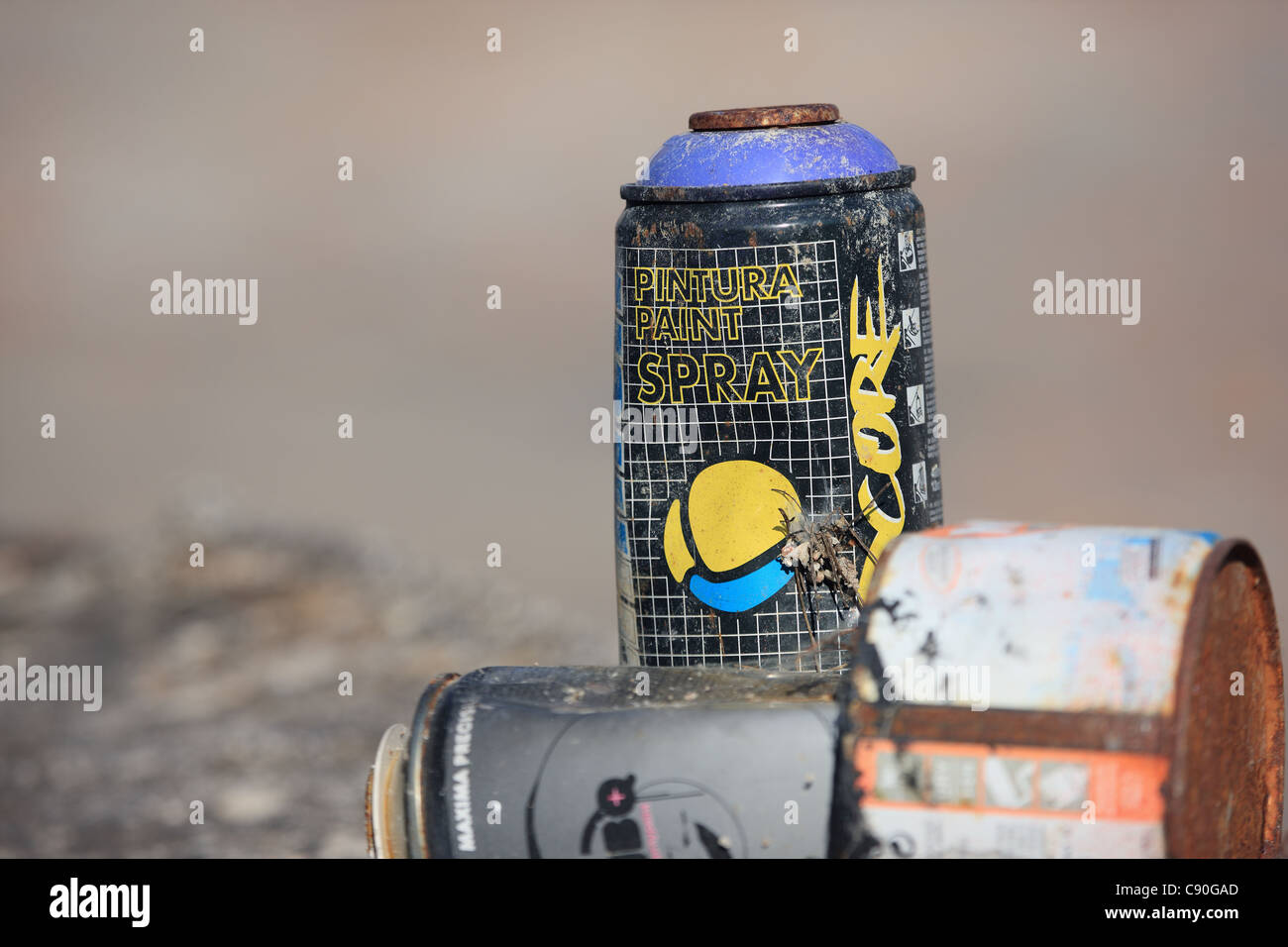 Spray Paint cans jetés après avoir été utilisés pour l'écriture Graffiti Banque D'Images
