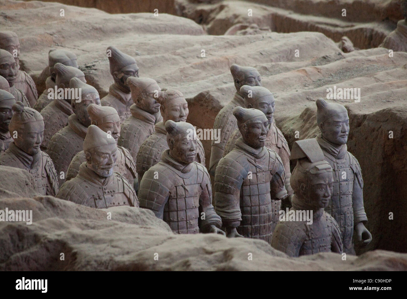 Des soldats de l'Armée de terre cuite du Premier Empereur de Chine, près du mausolée de Shi Huangdi près de Xi'an dans la province du Shaanxi Peop Banque D'Images