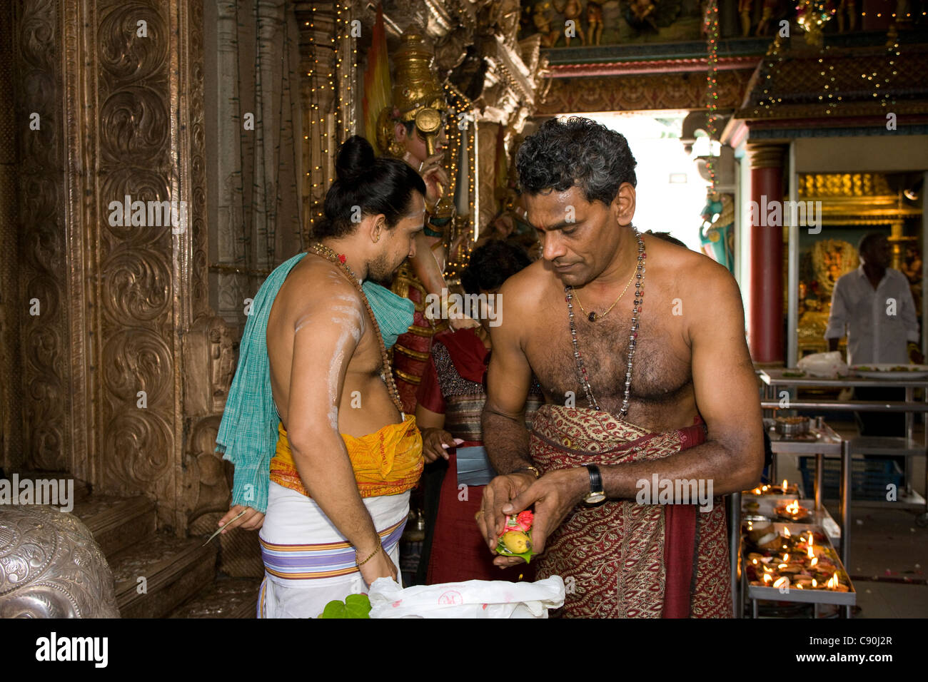 Temple Sri Veerama Kaliamman temple : prêtres et fidèles Banque D'Images