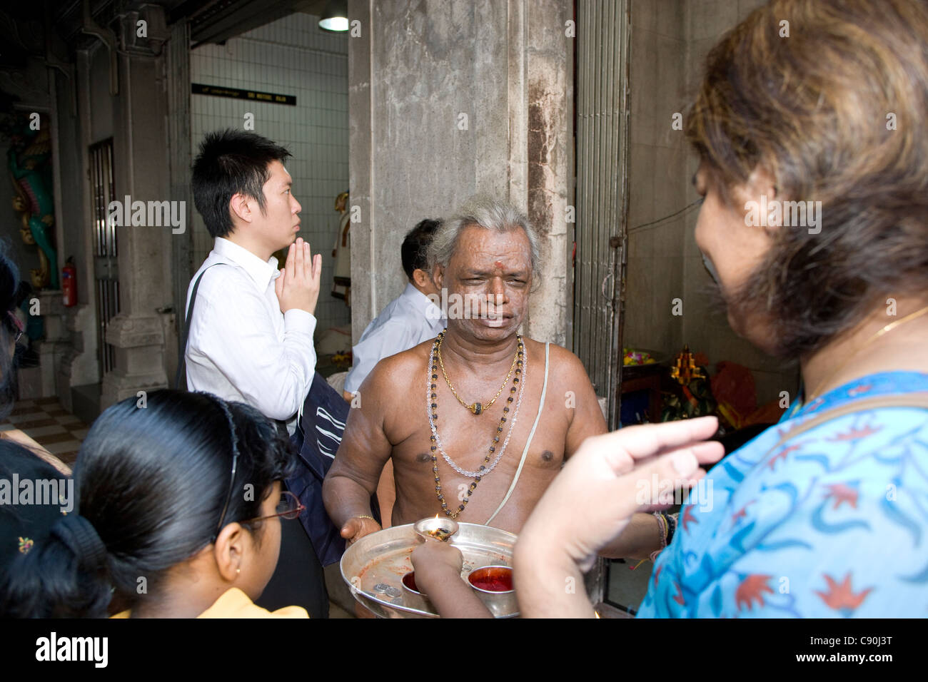 Temple Sri Veerama Kaliamman temple : prêtres et fidèles Banque D'Images