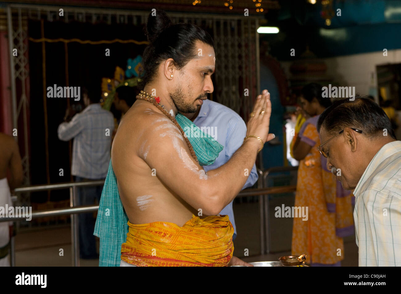 Temple Sri Veerama Kaliamman temple : prêtres et fidèles Banque D'Images
