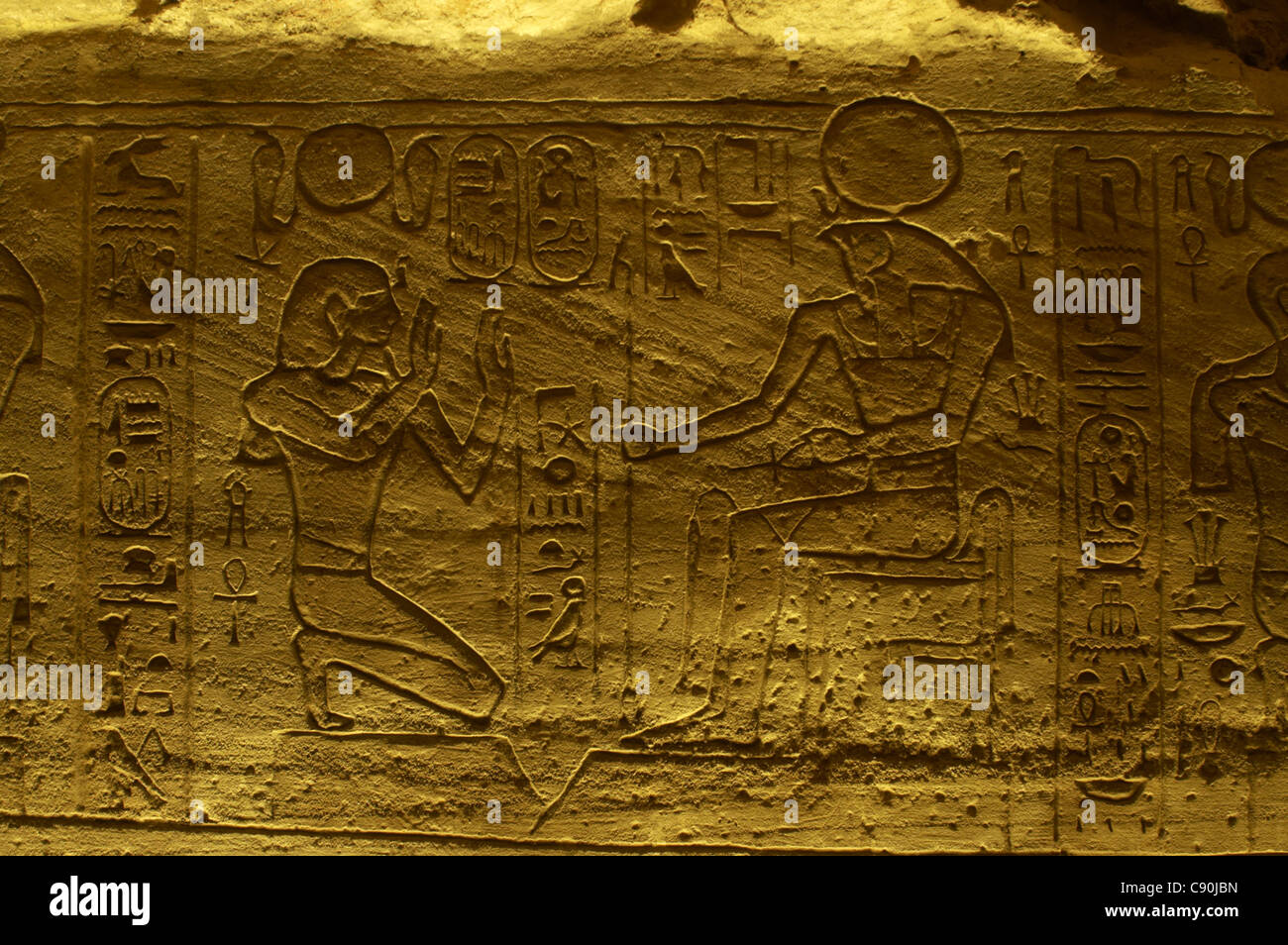 L'art égyptien Grand Temple de Ramsès II. Relief représentant une offrande à Dieu Ra. 19e dynastie. Nouveau Royaume. Abu Simbel. L'Égypte. Banque D'Images