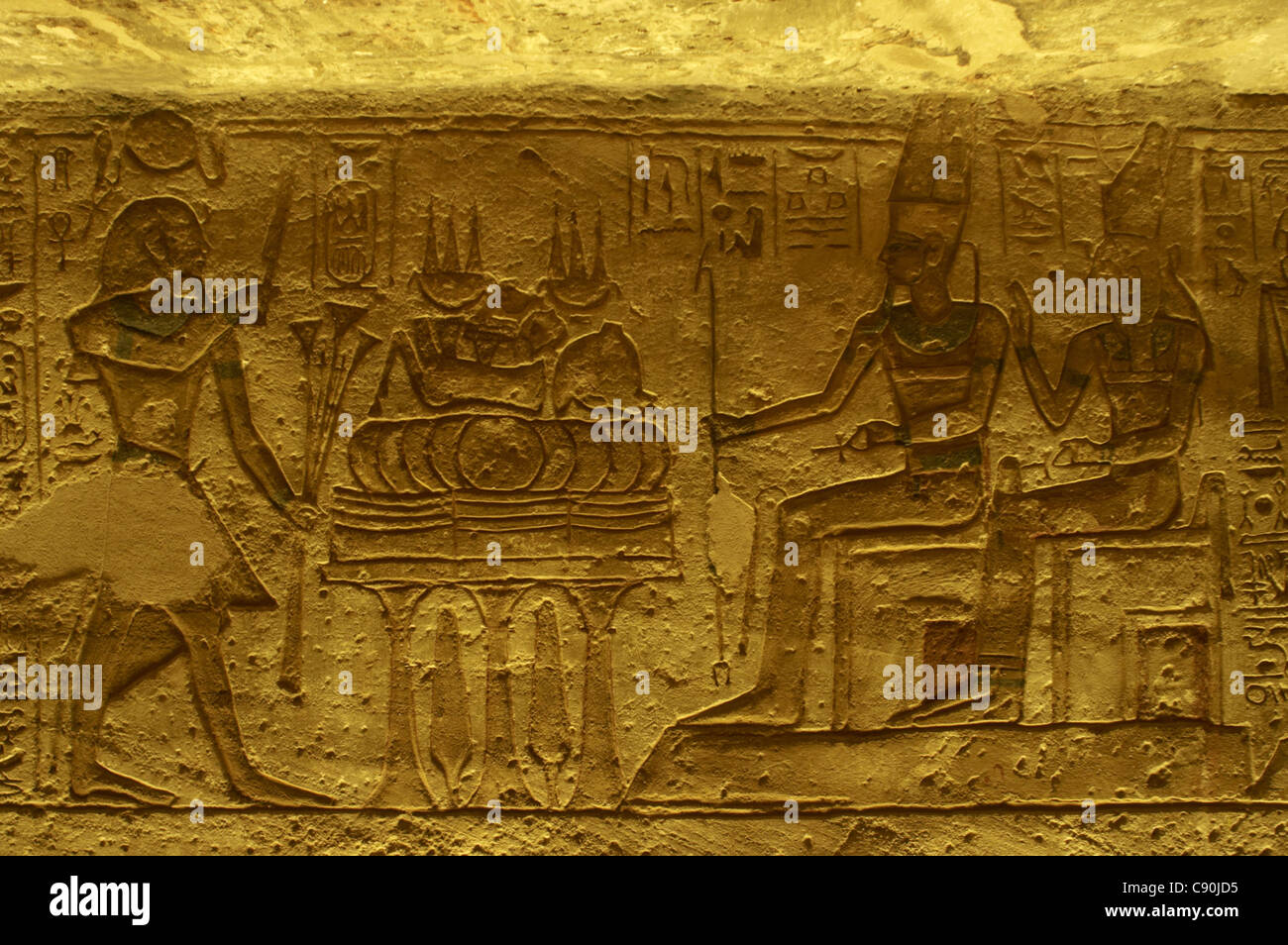 L'art égyptien Grand Temple de Ramsès II. Relief représentant une offrande aux dieux. Abu Simbel. L'Égypte. Banque D'Images