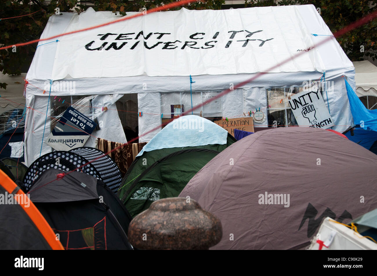 Occupy London. St Paul's. Protestation contre la ville et les banques. L'université de la ville de tentes Banque D'Images