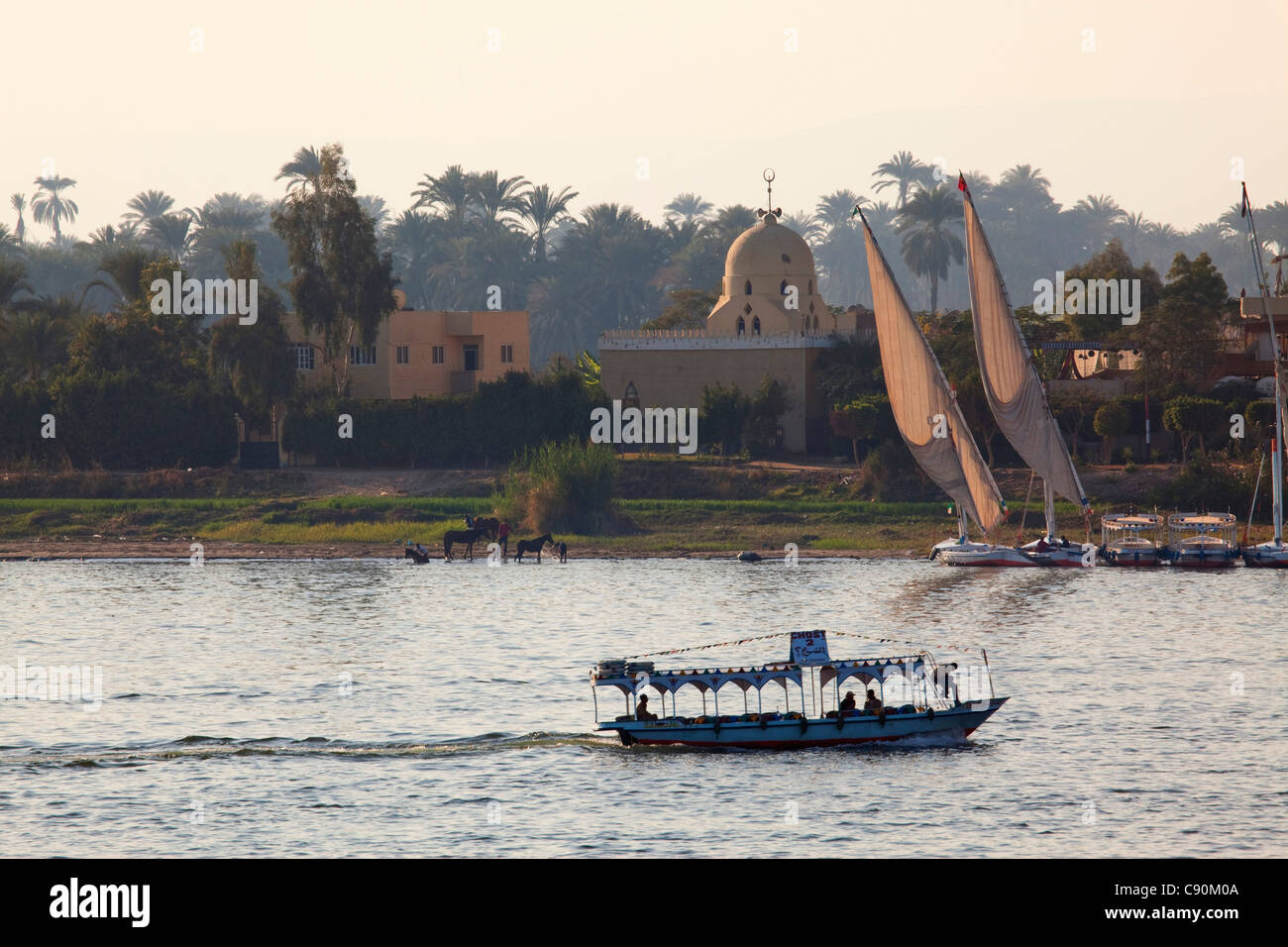 Felouques et coucher de soleil sur le Nil, Louxor, anciennement Thèbes, Egypte, Afrique du Sud Banque D'Images