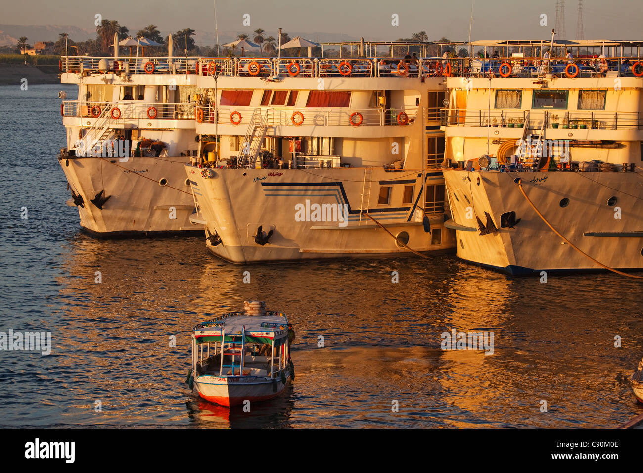 Les navires de croisière à la corniche, Louxor, anciennement Thèbes, Egypte, Afrique du Sud Banque D'Images