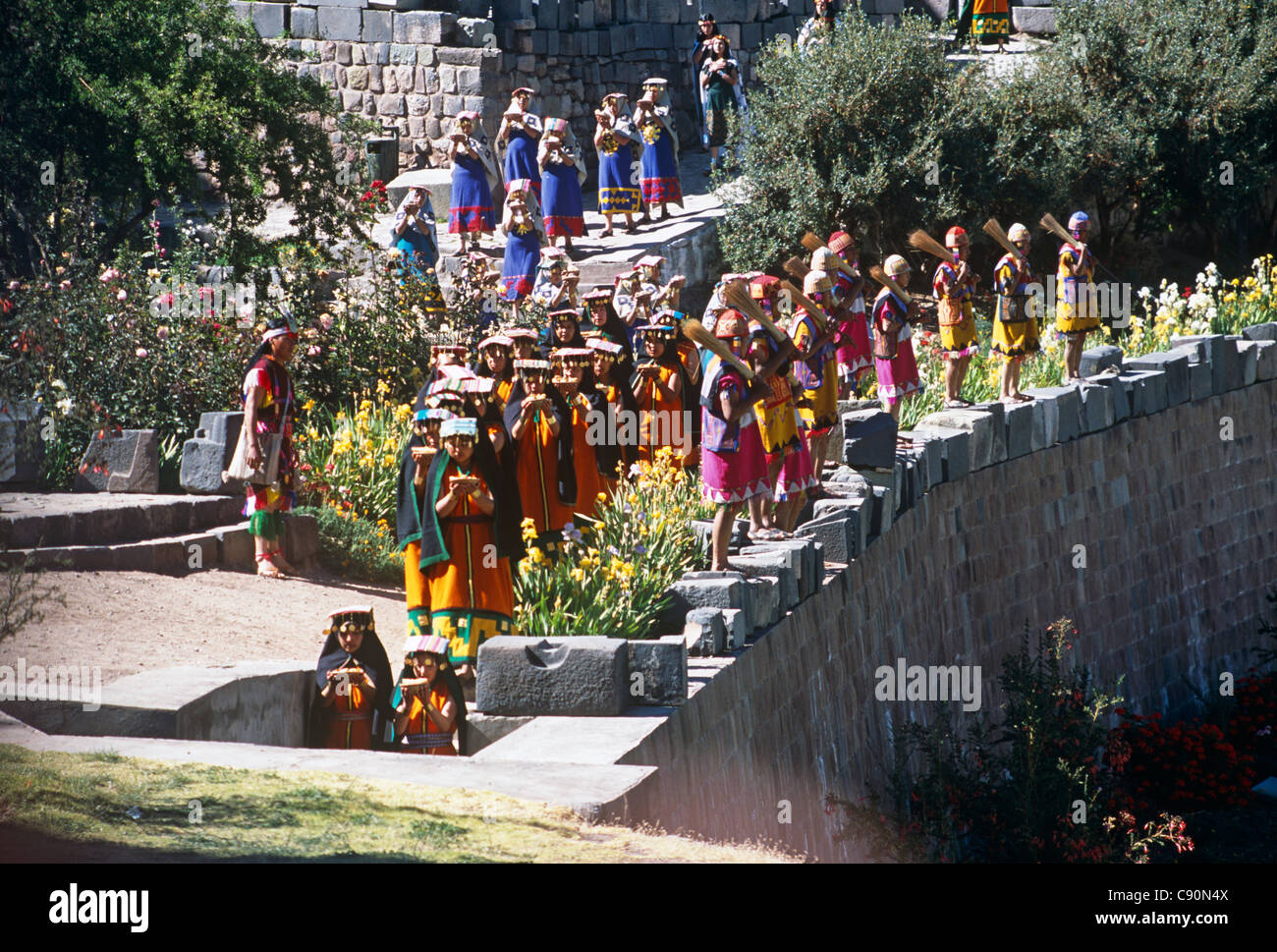 À l'Inti Raymi festival Inca du Soleil le 24 juin, chaque femme yearYoung en costume traditionnel effectuer des danses en l'Inca Banque D'Images
