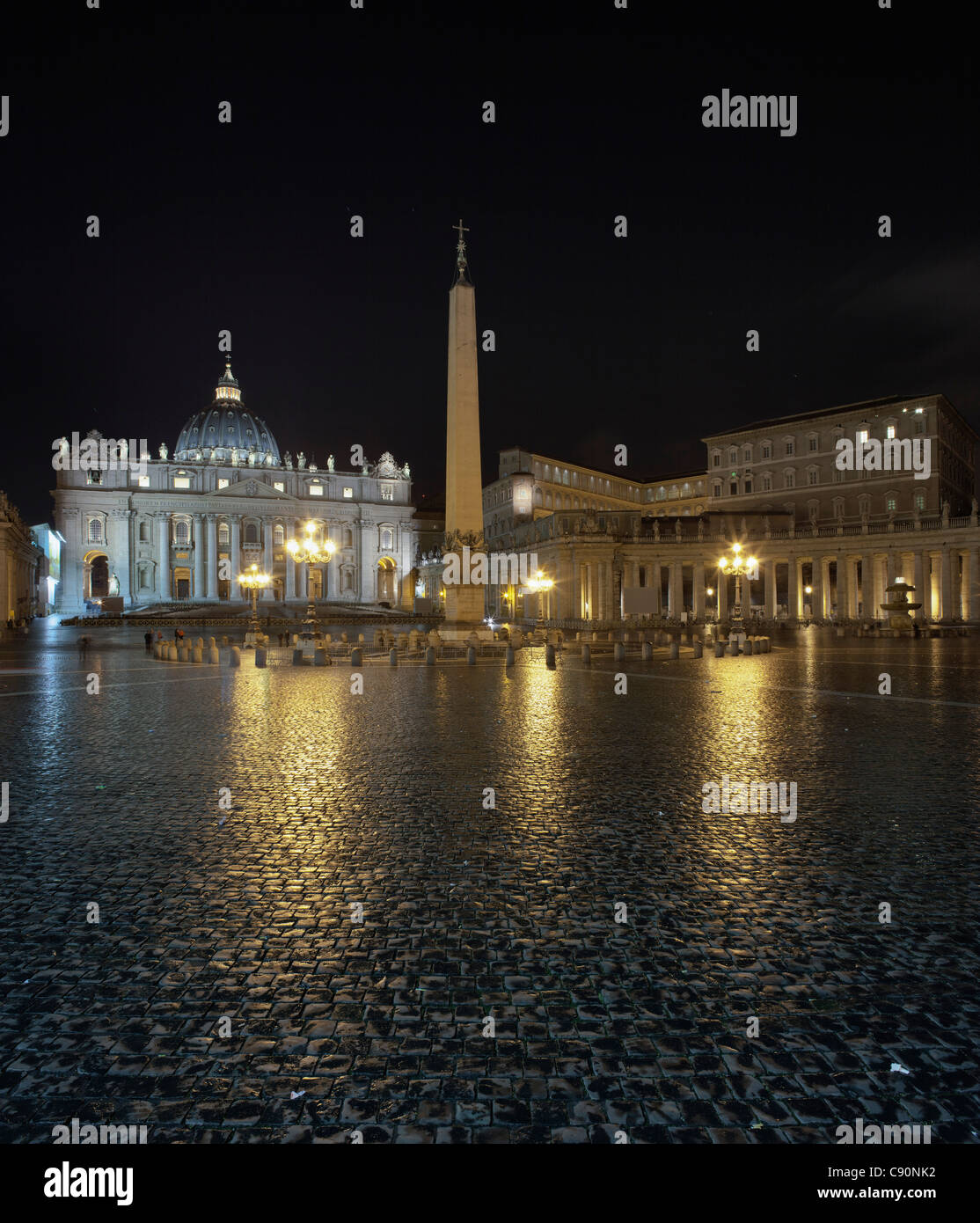 La Place Saint Pierre avec la Basilique Saint-Pierre et le Palais apostolique de nuit, Roma, Latium, Italie Banque D'Images