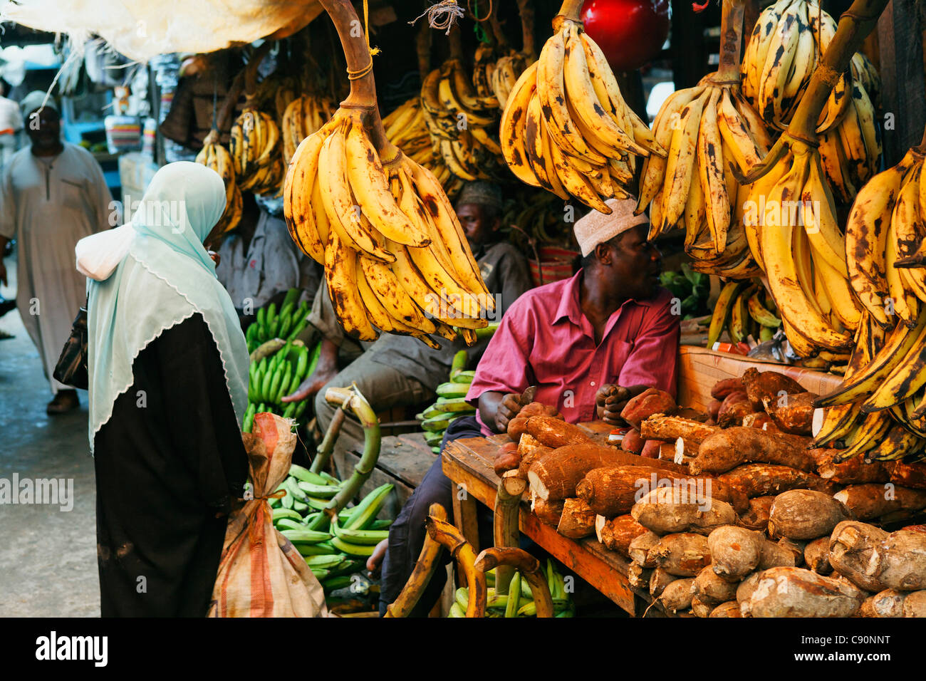 Les gens à la fruit stand au marché Darajani, Stonetown, Zanzibar City, Zanzibar, Tanzania, Africa Banque D'Images