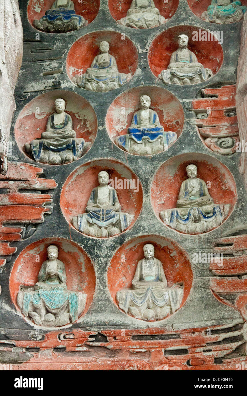 Grottes bouddhistes de sculptures rupestres de Dazu avec World Heritage Site un moine bouddhiste a commencé à faire des sculptures dans les rochers dans le 11e ce Banque D'Images