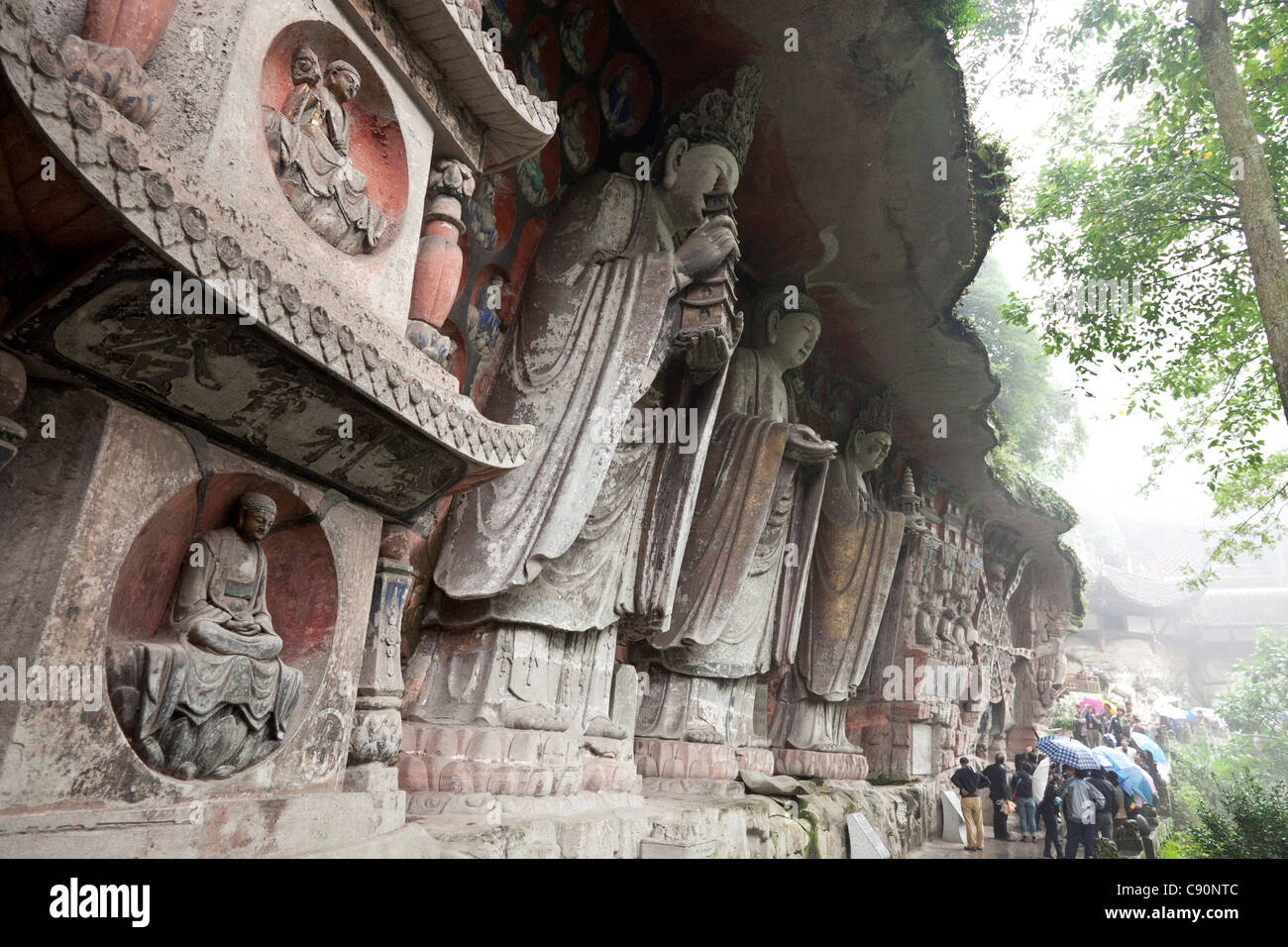 Grottes bouddhistes de Sculptures rupestres de Dazu Dazu Site du patrimoine mondial un moine bouddhiste a commencé à faire des sculptures en la roche dans le 11e cen Banque D'Images
