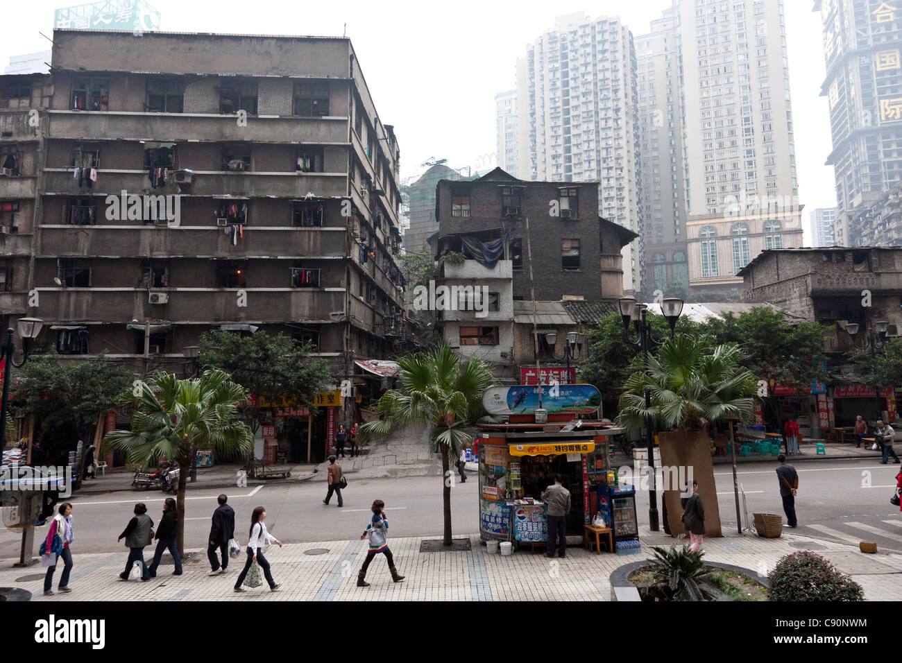 Dans la rue, Chongqing et skyscrape des bâtiments, kiosque, Chongqing, Chine Banque D'Images