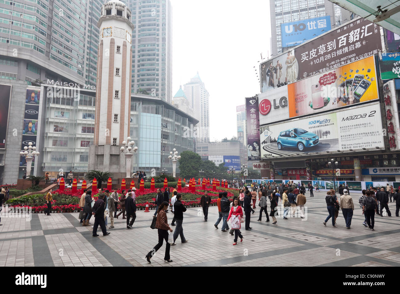 Place publique à Chongqing, les piétons, publicité et gratte-ciel, Chongqing, Chine Banque D'Images