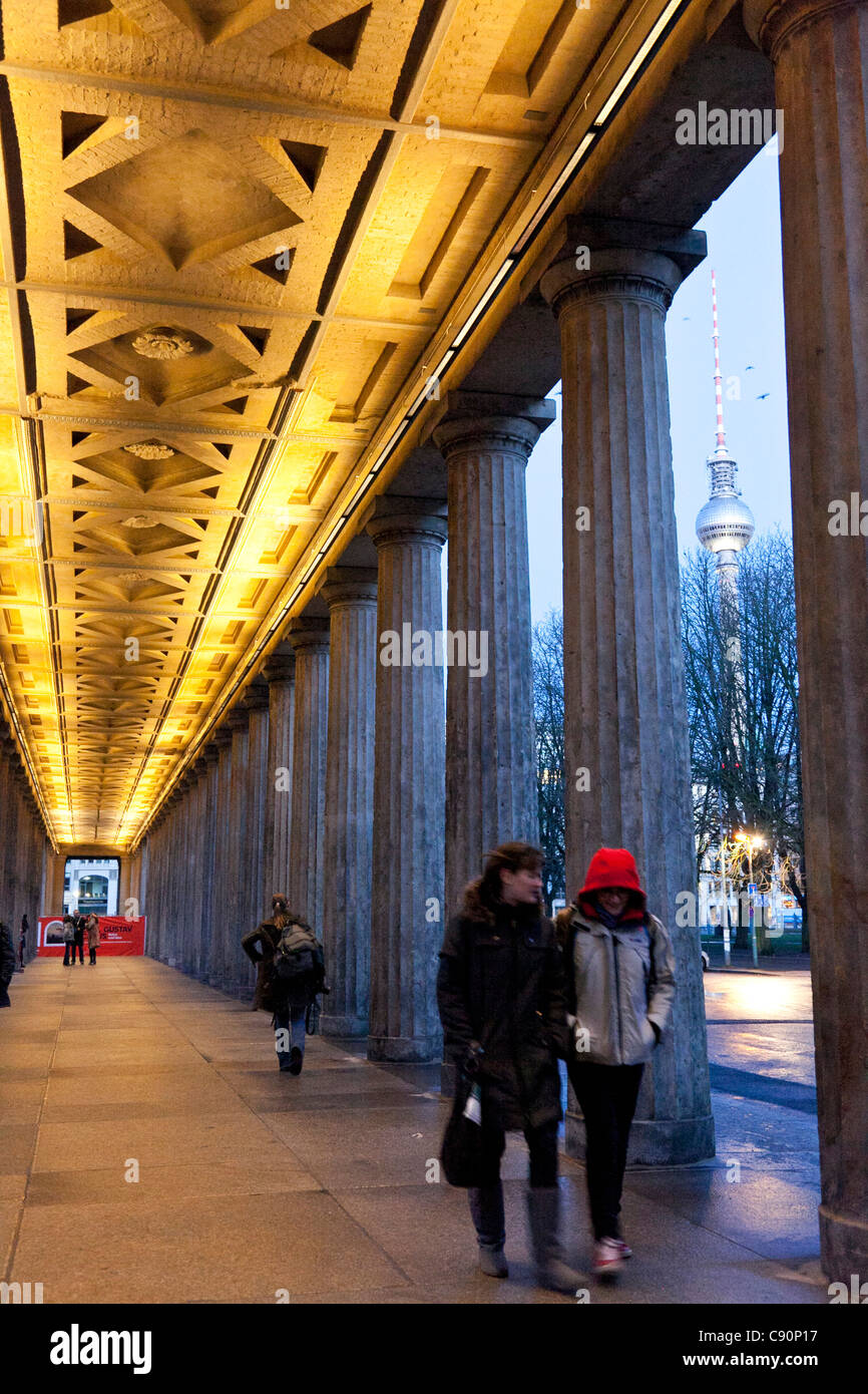 Nouveau Musée Berlin réouverture après restauration par l'architecte britannique David Chipperfield tour de télévision dans l'arrière-plan Ber Banque D'Images