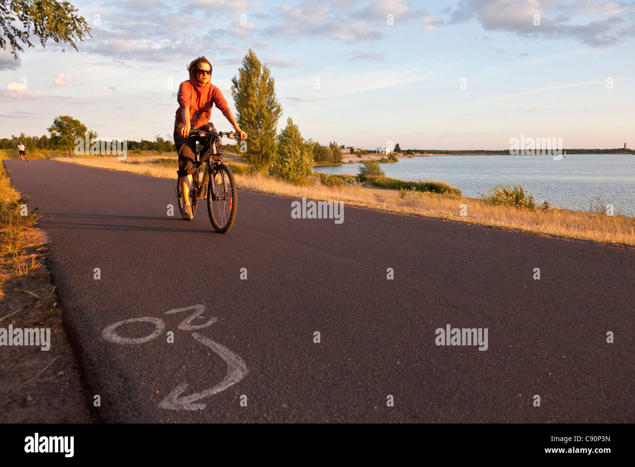 Cycliste féminine près de lac de Cospuden, Leipzig, Saxe, Allemagne Banque D'Images