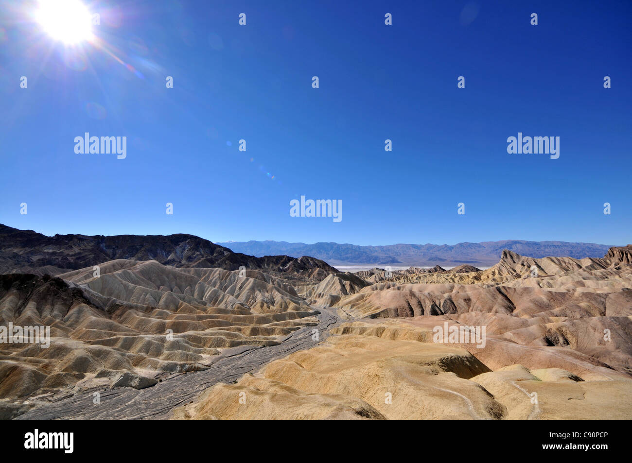 Zabriskie Point sous le ciel bleu, la Death Valley National Park, California, USA, Amérique Latine Banque D'Images