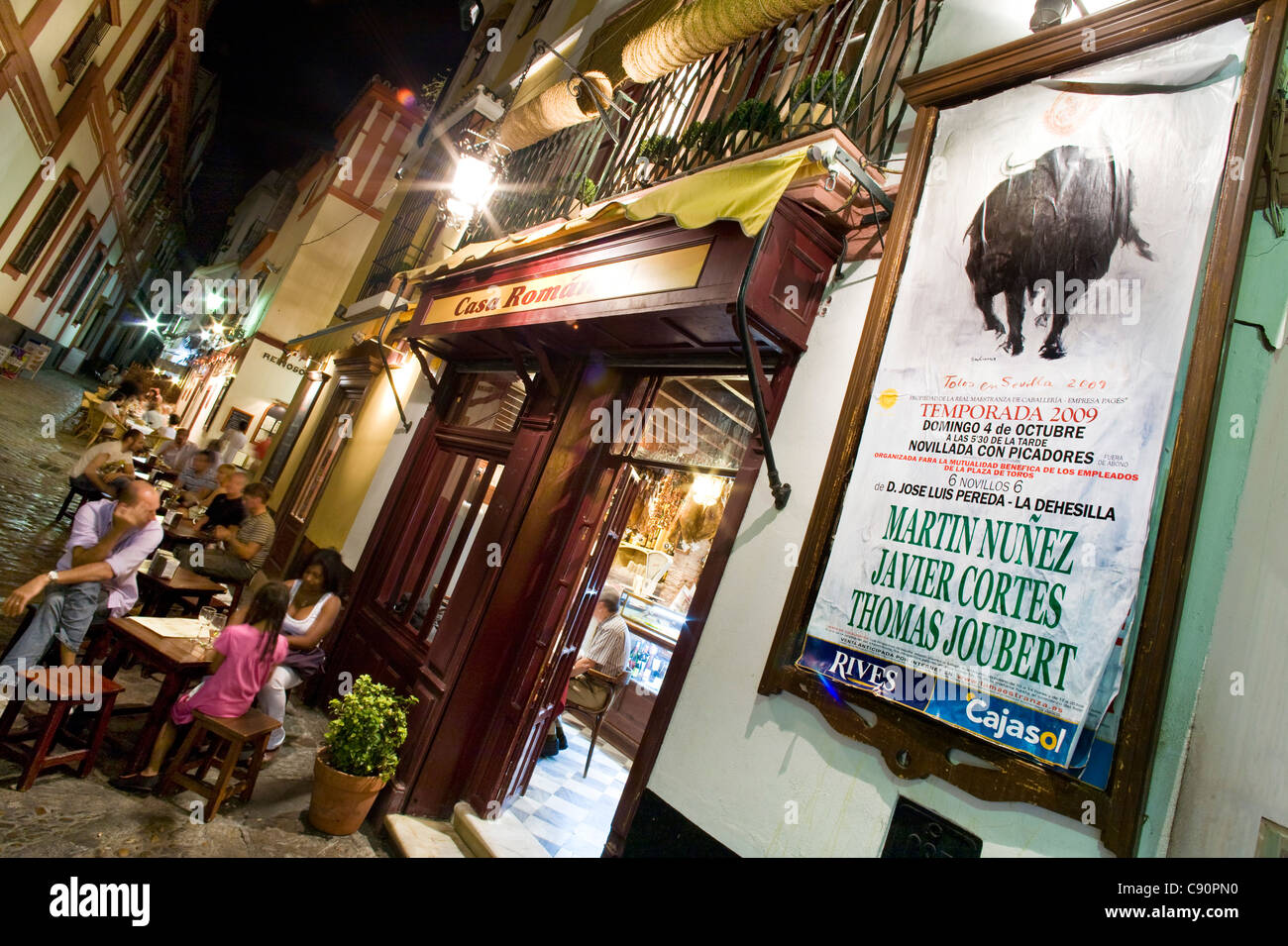 Les gens assis à l'extérieur d'un restaurant le soir, Plaza Venerables, Barrio Santa Cruz, Séville, Espagne Banque D'Images