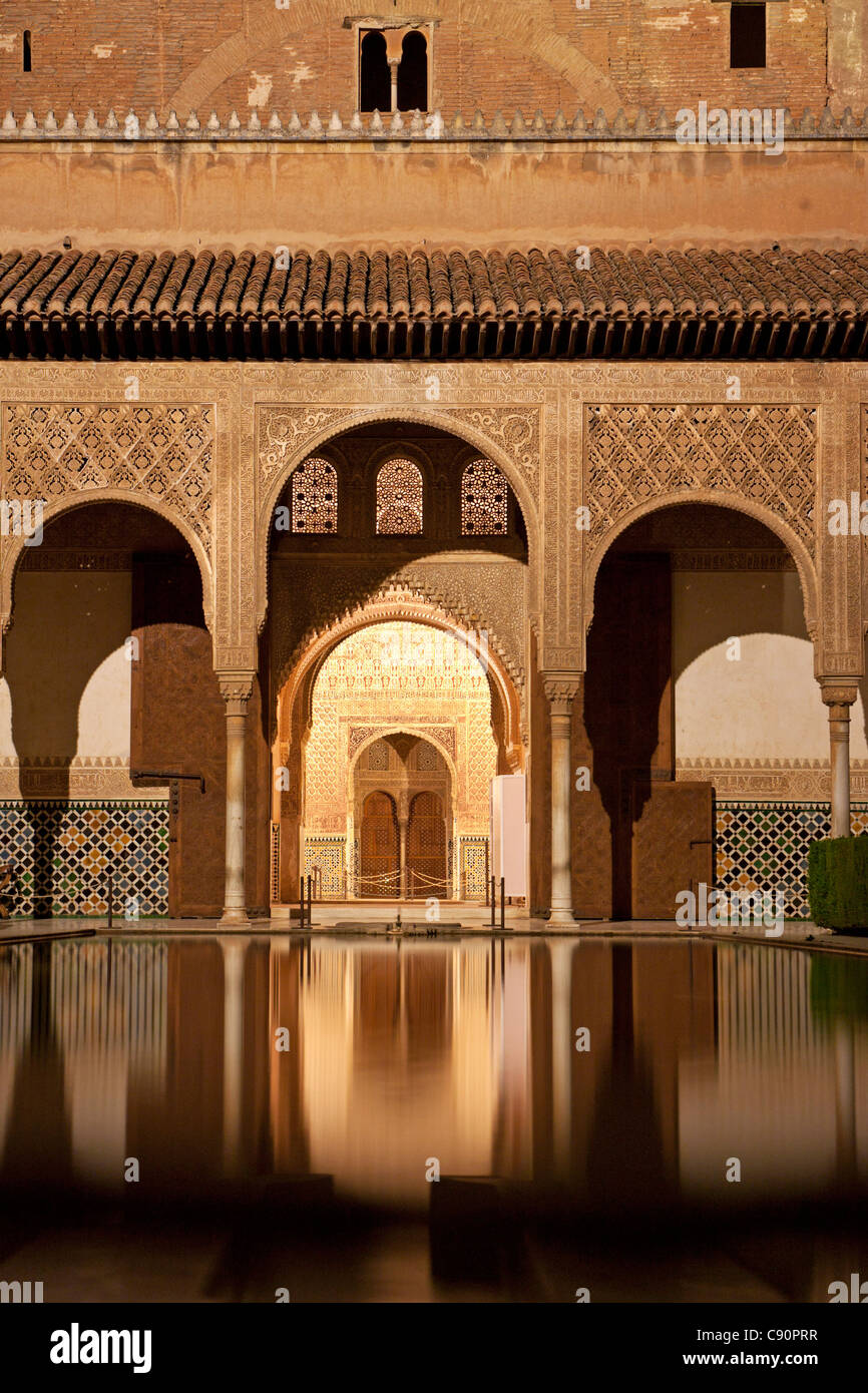 Palacios Nazaries de nuit, à l'Alhambra, Grenade, Espagne Banque D'Images