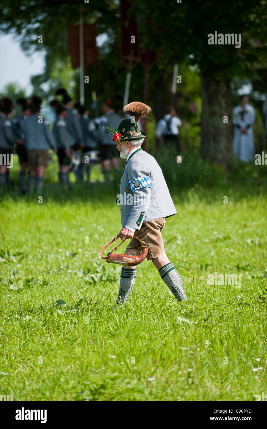 Homme plus âgé en costume traditionnel bavarois, procession du Corpus Christi, Benediktbeuern, avant-pays alpin, Upper Bavaria, Bavaria, G Banque D'Images