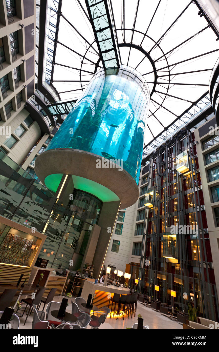 AquaDom, le plus grand aquarium cylindrique dans le hall de l'hôtel Radisson SAS à Mitte, Berlin, Allemagne Banque D'Images