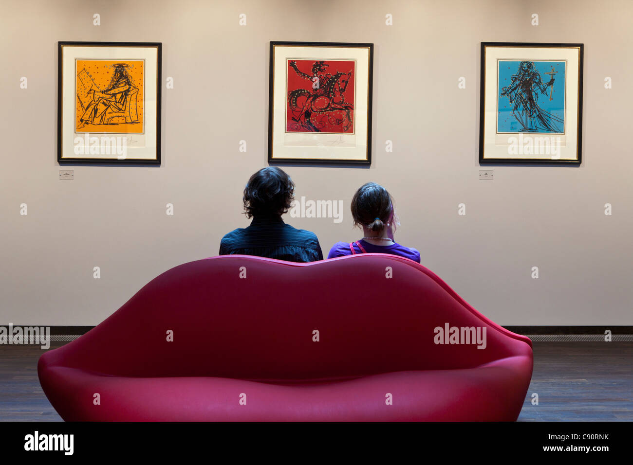 Jeune couple dans le musée de Salvador Dali, Leipziger Platz, Berlin, Allemagne Banque D'Images