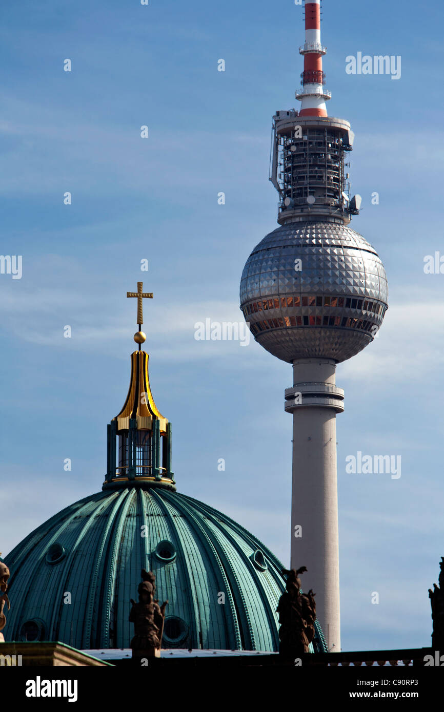 Coupole de la Berliner Dom et la Fernsehturm, Berlin, Allemagne Banque D'Images