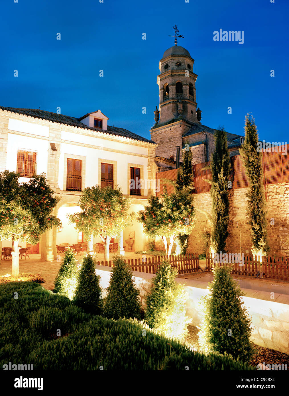 Cour intérieure de l'hôtel Puerta de la Luna d'orangers, de nuit, sous le centre historique, la cathédrale de Baeza, Andalousie, Espagne Banque D'Images