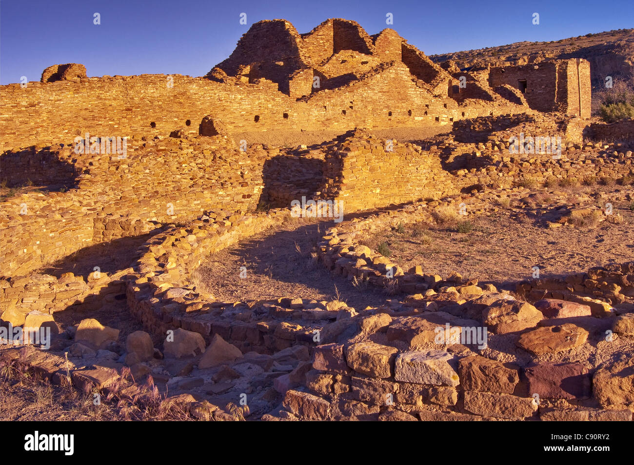 La structure tri-paroi au mur arrière de Pueblo del Arroyo ruines Anasazi, coucher de soleil, la culture chaco Nat Historical Park, New Mexico, USA Banque D'Images