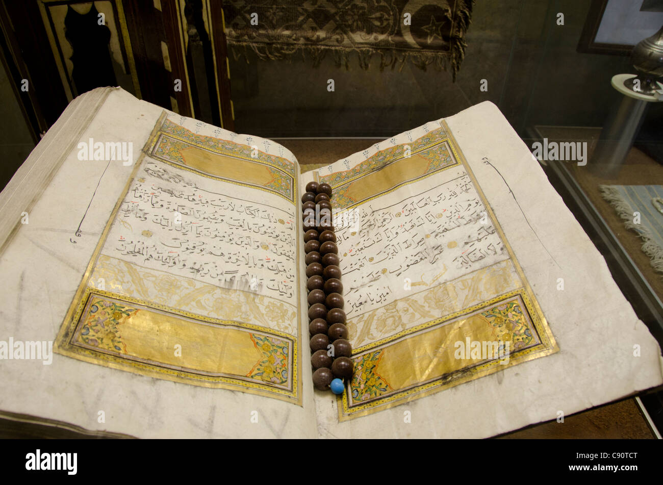 L'Ukraine, Sébastopol, ville de bakhtchyssaraï. khan's Palace, mosquée. vieil or embelli coran et chapelet. Banque D'Images