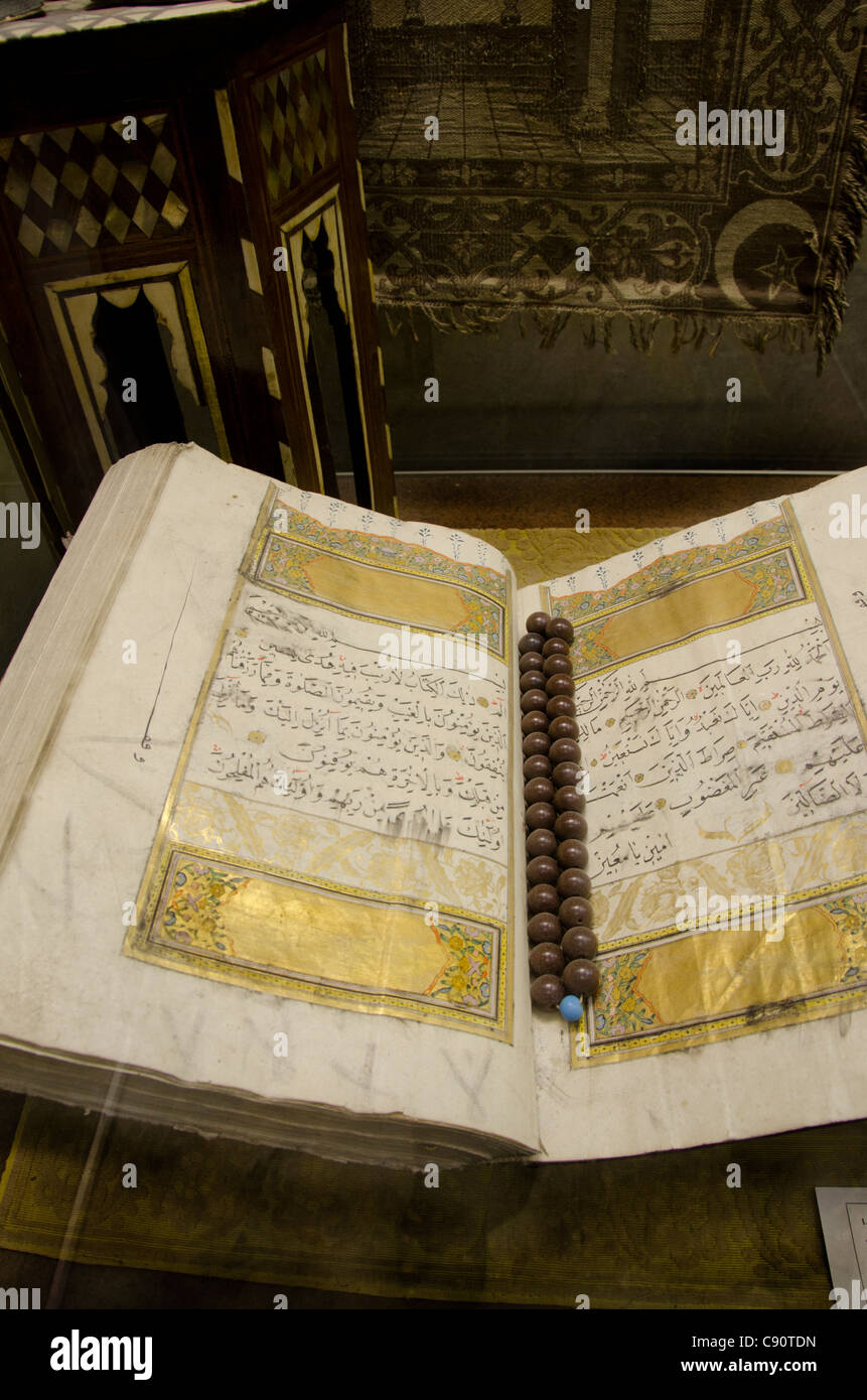 L'Ukraine, Sébastopol, ville de bakhtchyssaraï. khan's Palace, mosquée. vieil or embelli coran et chapelet. Banque D'Images