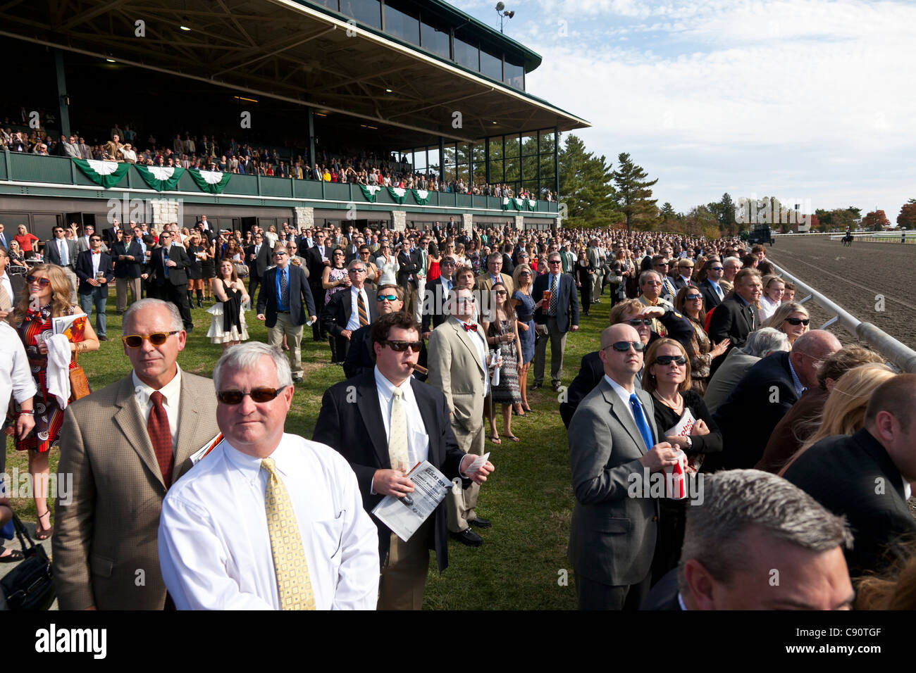 Visiteurs à l'Keeneland Horse Race les visiteurs de la haute société à regarder la course Lexington Kentucky United States of America USA Banque D'Images