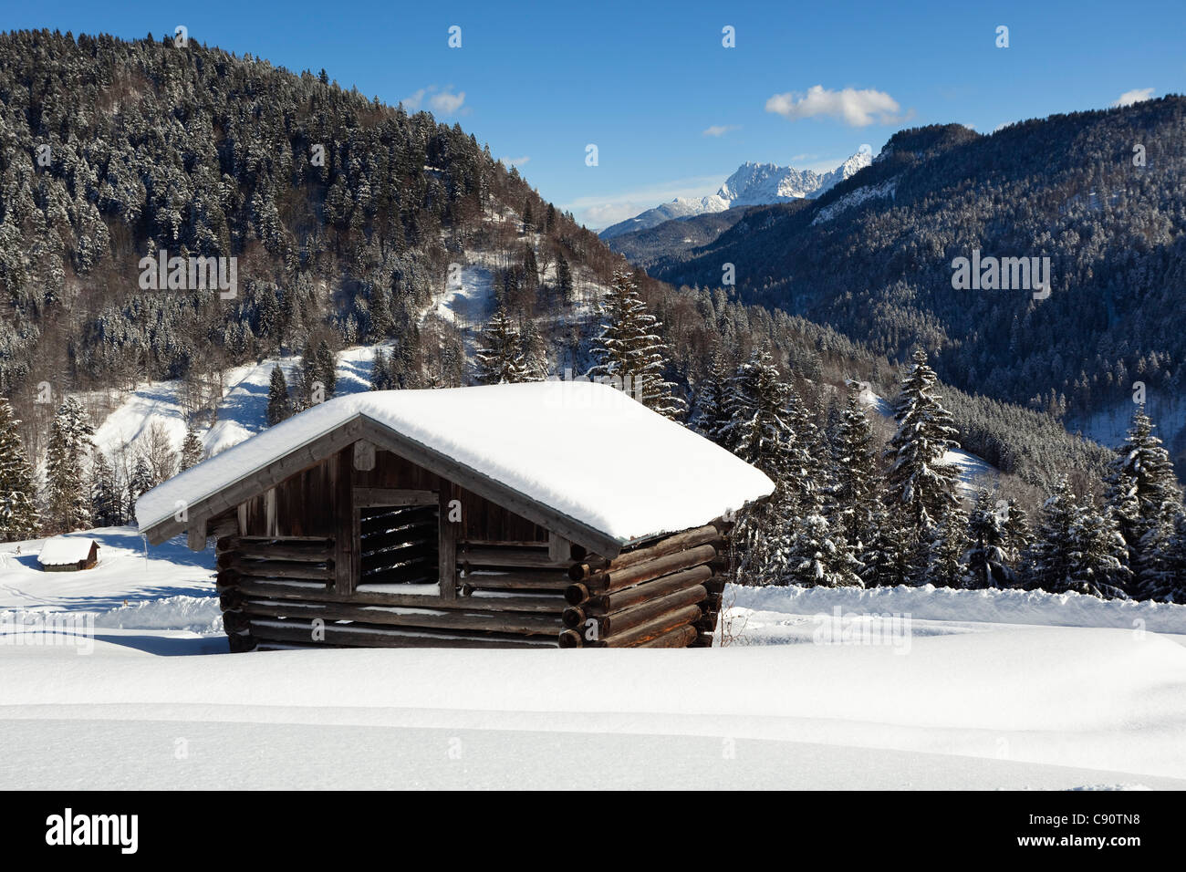 Paysage de montagne avec grange à foin en hiver, Upper Bavaria, Germany, Europe Banque D'Images