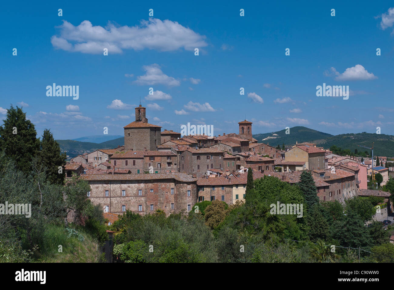 Vue d'ensemble des lignes de toit en tuiles rouges et les tours de la ville fortifiée de Lucca, Italie. Banque D'Images