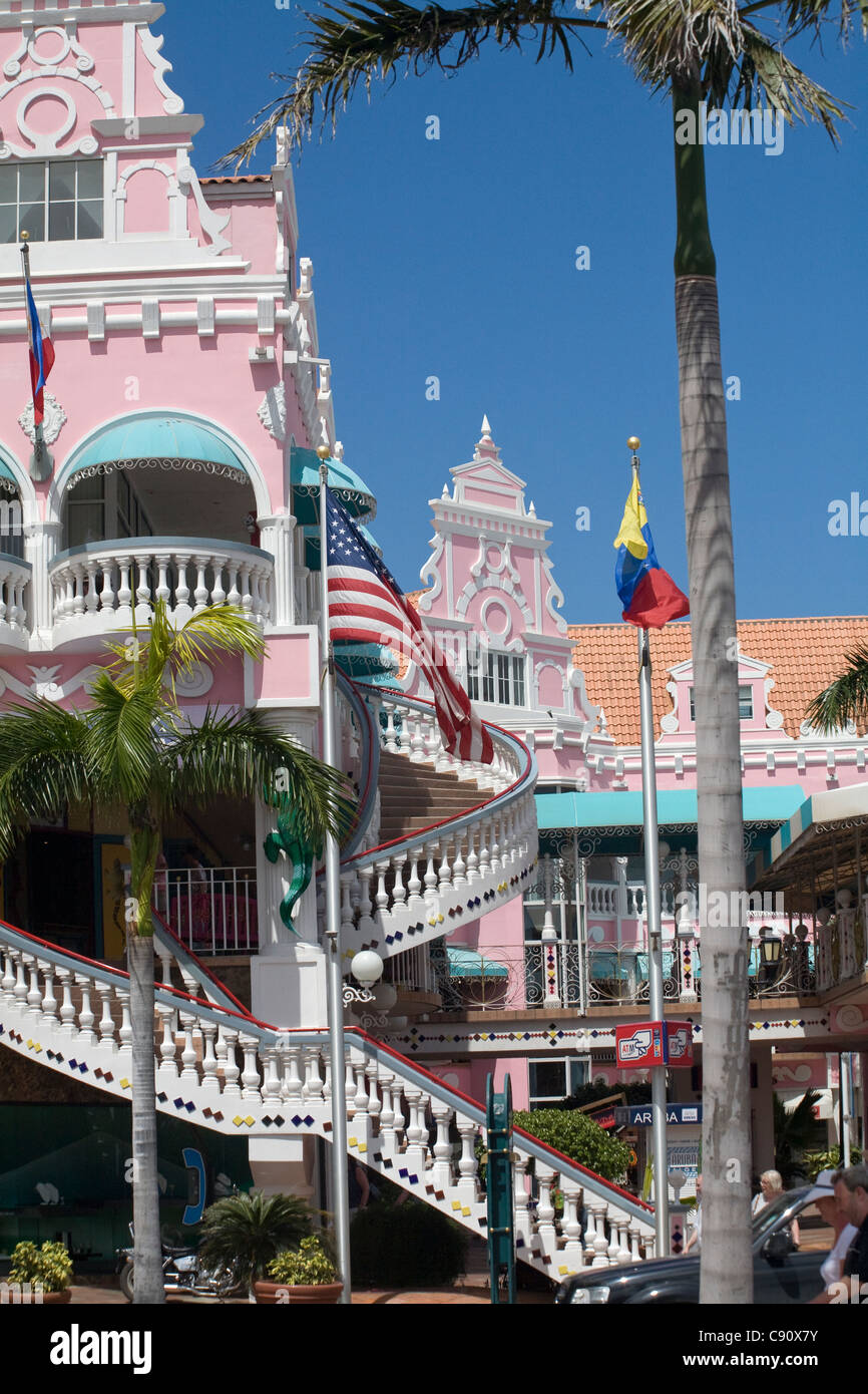 Oranjestad est une ville avec des bâtiments aux couleurs vives et historique. Antilles néerlandaises, Aruba Banque D'Images
