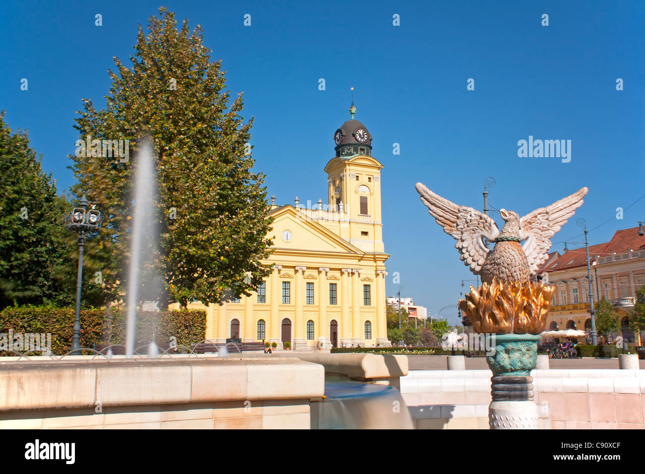 Statue de Phoenix sur la place principale de Debrecen Hongrie commémorant la naissance de la ville Banque D'Images