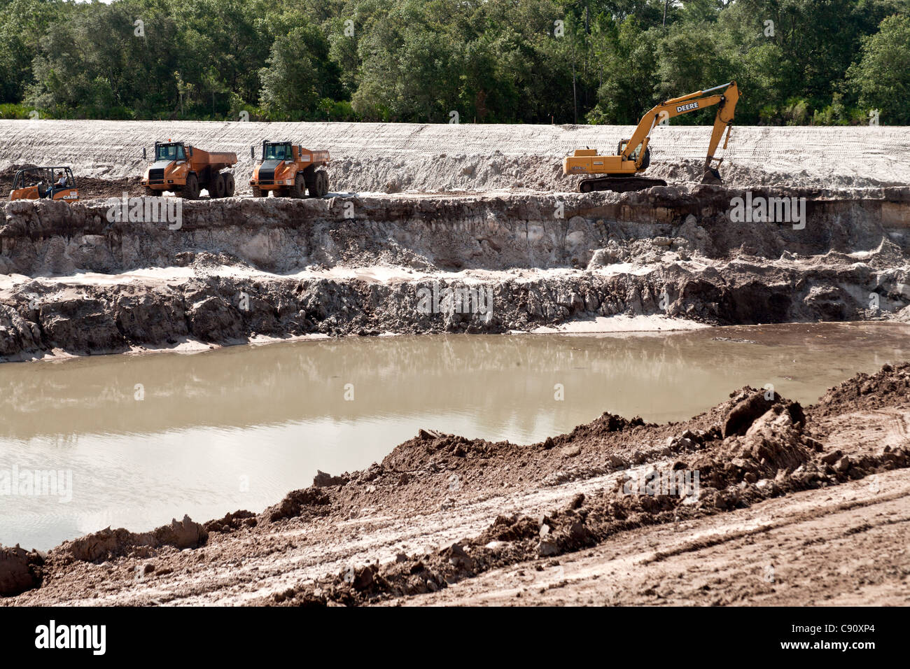 Mine de calcaire, d'excavatrice Caterpillar dépose le calcaire. Banque D'Images