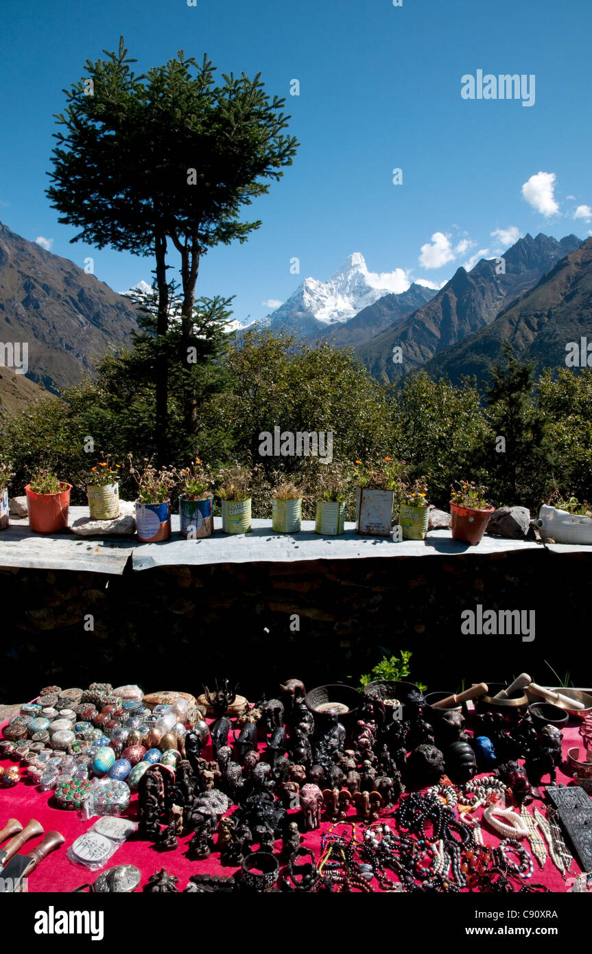La route vers l'Everest Camp de base au pied de l'himalaya passe à travers les vallées de la Solu Khumbu et le chemin a lodges Banque D'Images