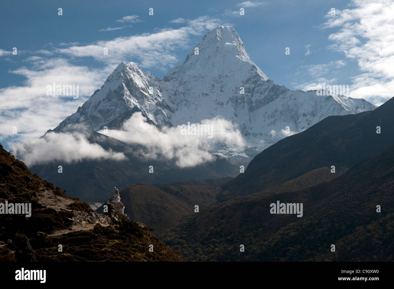 L'Ama Dablam est l'une de l'énorme Himalaya pointu qui s'élèvent au-dessus de la route pour Camp de base de l'Everest par les vallées de la Banque D'Images