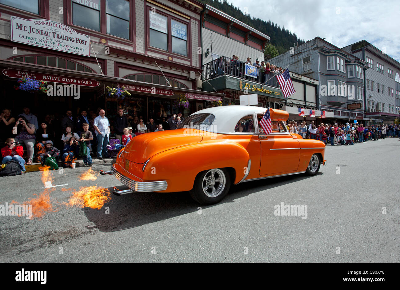 Hot Rod voiture avec flammes sur l'échappement. 4 juillet parade. Juneau. De l'Alaska. USA Banque D'Images
