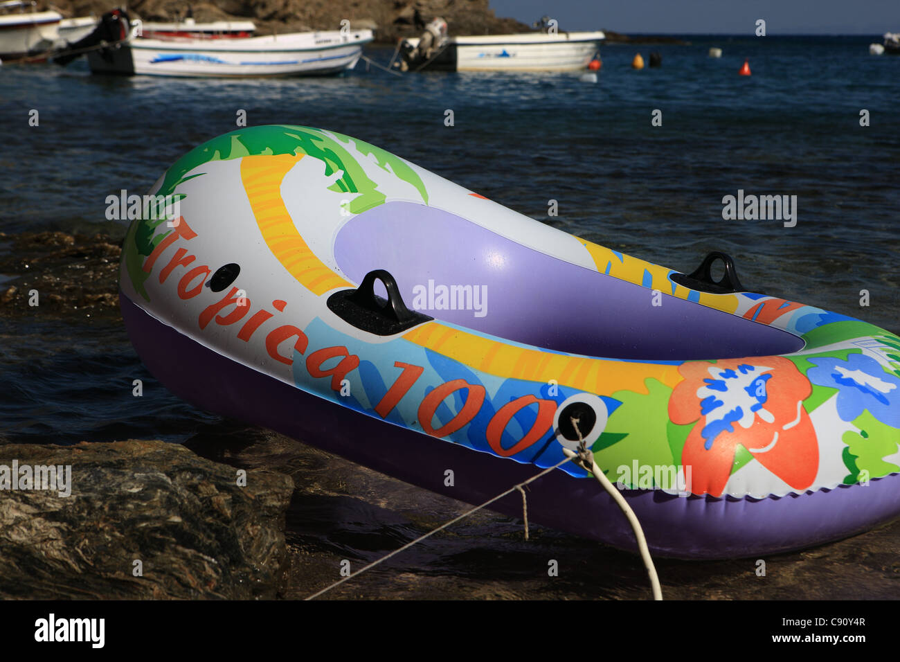 Childs gonflé canot au bord de l'eau sur une plage à l'Eubée Grèce Banque D'Images