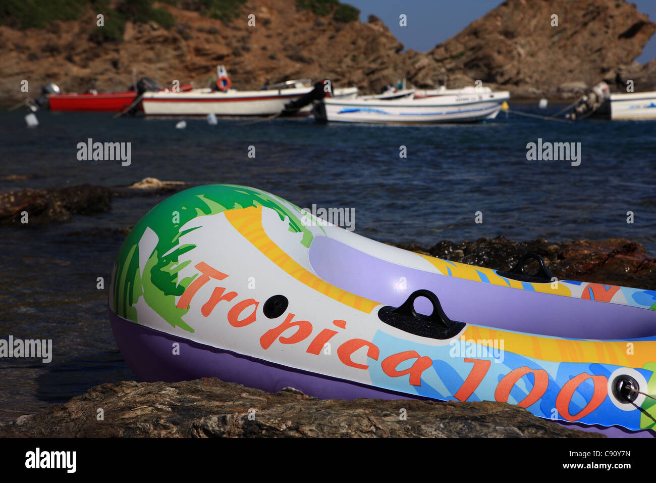De l'enfant gonflé canot au bord de l'eau sur une plage à l'Eubée Grèce Banque D'Images