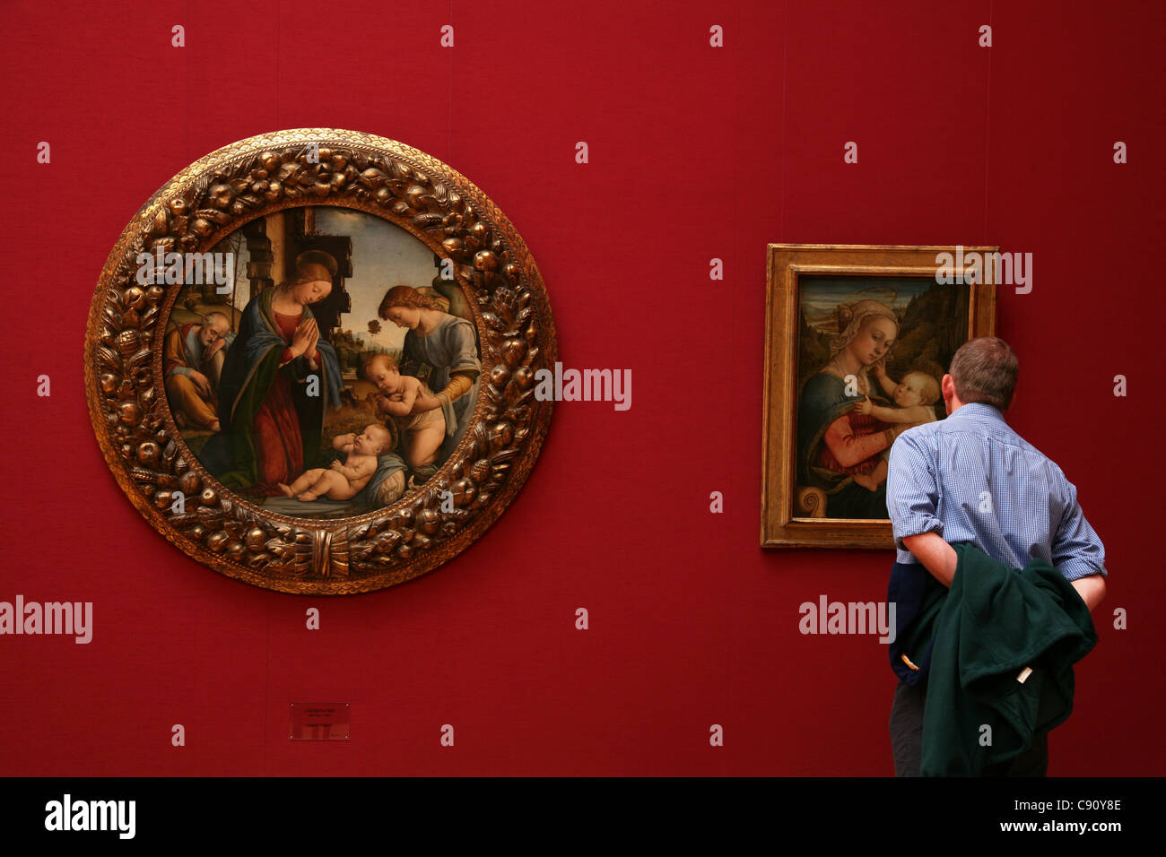 La Nativité par Lorenzo di Credi (L) et vierge à l'enfant par Fra Filippo Lippi (R) affiché dans l'Alte Pinakothek à Munich, Allemagne Banque D'Images