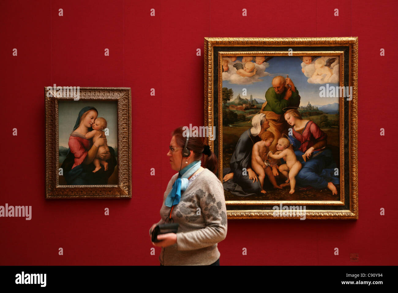 Madonna Tempi (L) et Sainte Famille Canigiani (R) par Raphael affiche dans la Alte Pinakothek (vieux Pinacotheca) à Munich, Bavière, Allemagne. Banque D'Images