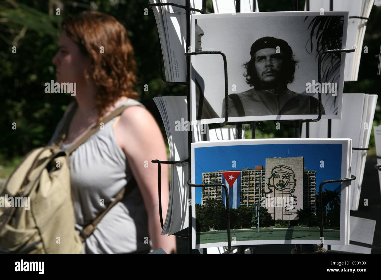 Carte postale avec la célèbre photographie de Che Guevara par Alberto Korda dans une boutique de souvenirs dans la vallée de Vinales, Cuba. Banque D'Images